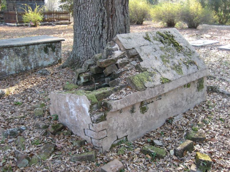 Greensboro Cemetery, Brick Crypt